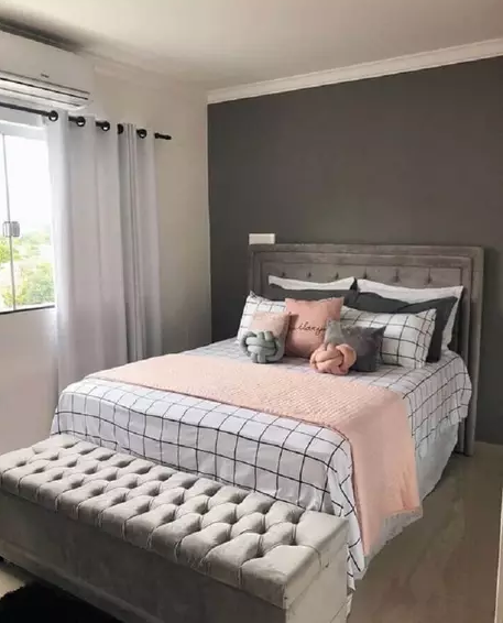 quarto cinza e rosa decorado com almofadas para cama prego e martelo