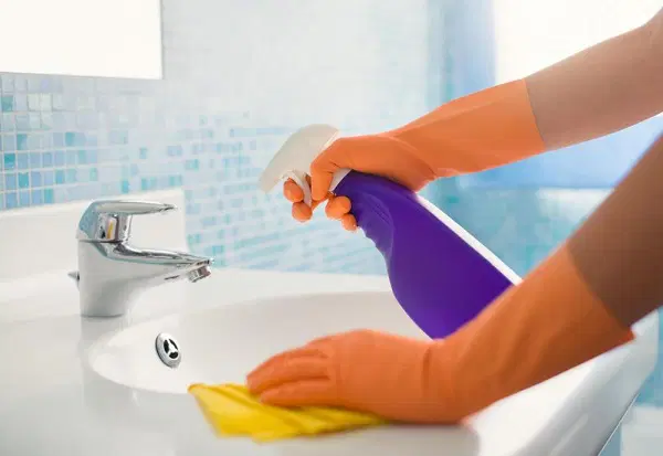 limpar movel banheiro prego e martelo