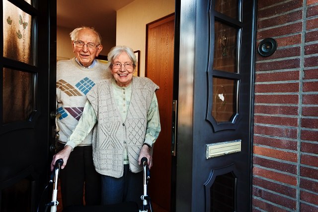 casal idoso recepcionando na porta adaptar casa idosa prego e martelo