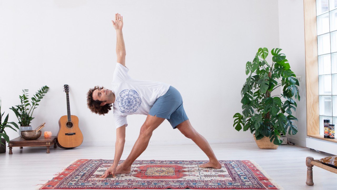 estudio de yoga em casa prego e martelo
