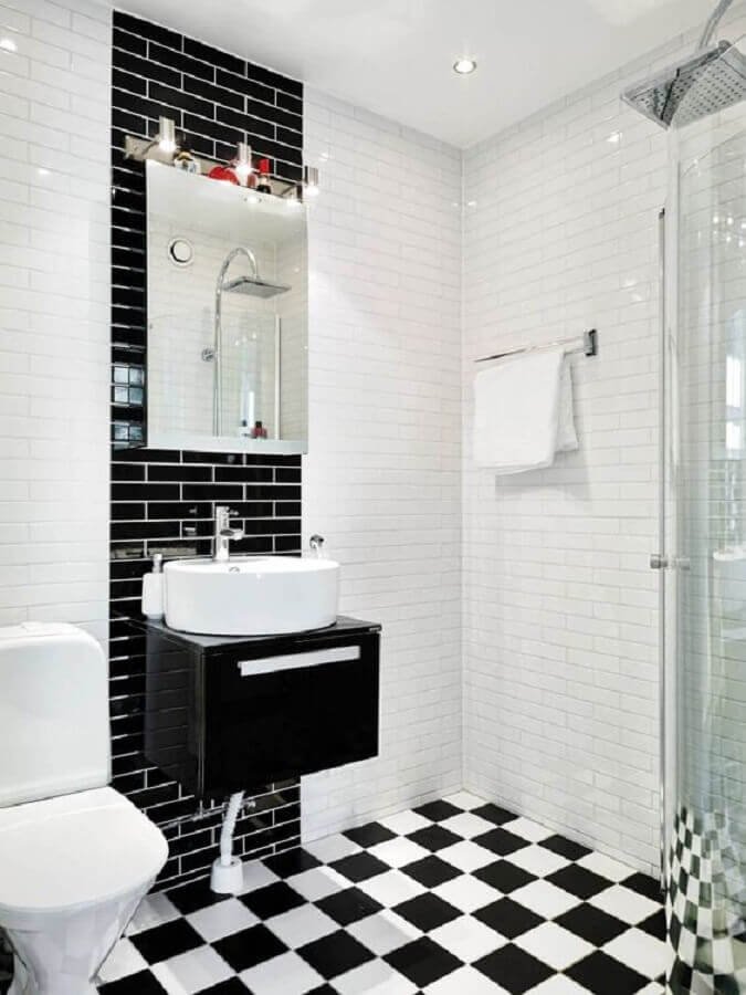Banheiro minimalista decorado com piso xadrez preto e branco prego e martelo