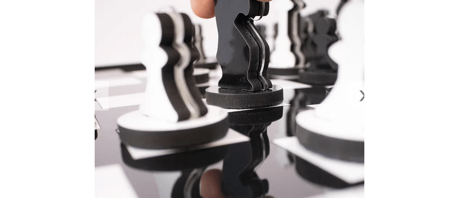 Tabuleiro de xadrez criativo em papel de parede cinza com lugar