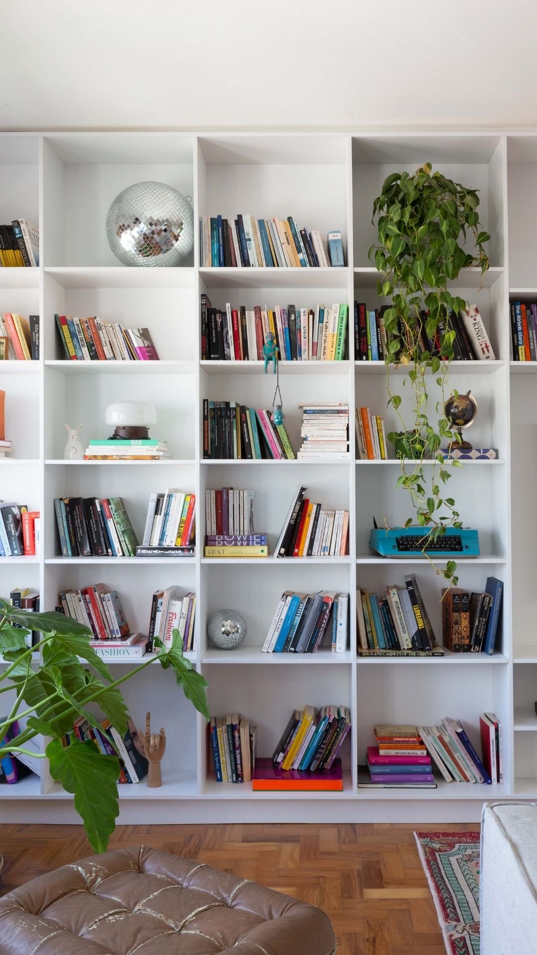 apartamento airbnb livros decor prego e martelo