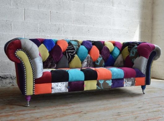 Sofa feito com pecinhas de montar coloridas 