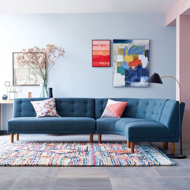 sofa colorido azul com tapete colorido casoca